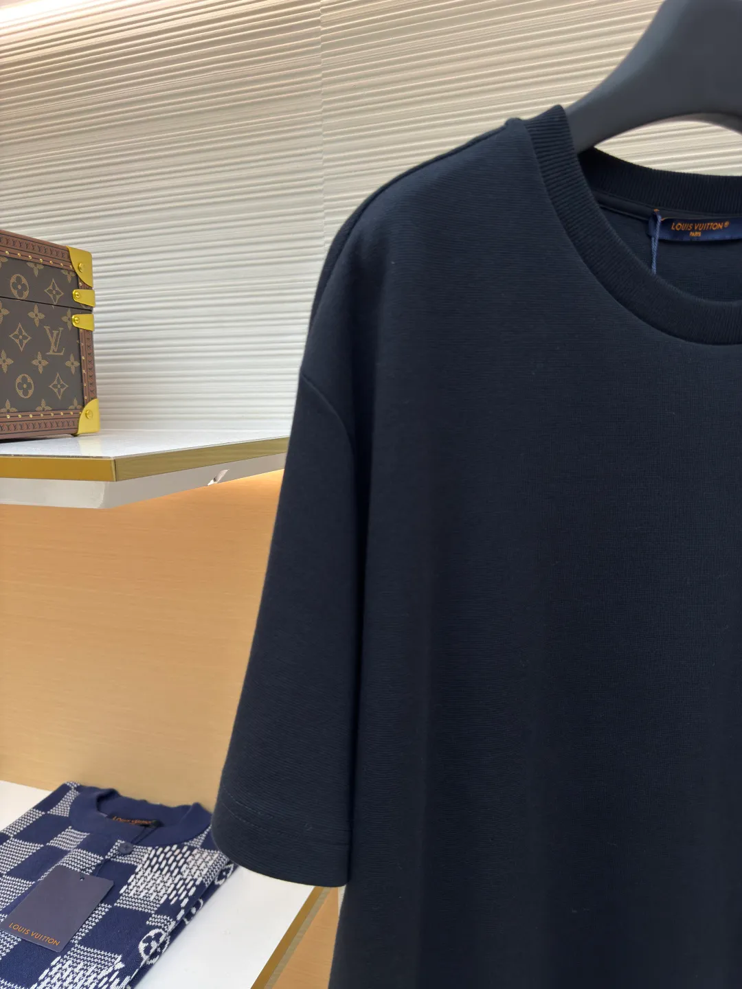 LOUIS VUITTON Pocket jacquard short sleeves ●Authentic product: purchased and developed for 8500 ●Item number: 1680112-A35 ●Fabric: pure cotton fabric ●Technology: jacquard knitting ●Version: fitted version ●Weight: about 345 grams ●Size: XS-S-M-L ●Description: Use 18-needle upper and lower cotton jacquard knitted fabric, weight 300g. Disassemble the original version to analyze the type of machine for yarn parameters. Manually count the needles and draw the pattern. The jacquard fabric is woven by Fukuda machine imported from Japan. The solid color part uses an 18-needle double-sided jacquard machine to weave the pique fabric. The jacquard and solid color fabrics are proportioned according to the amount of each piece. The two fabrics are the same The vat dyeing ensures that there is no color difference in the finished fabric. Overflow vat rope dyeing is used. The edge of the finished fabric is over-positioned and the weft adjuster is used to adjust the weft and slant to ensure that the pattern of the finished fabric is consistent with the size of the Y version. The front + sleeves are made of solid pique fabric, and the back pocket is made of jacquard fabric. The pocket letters are centered and positioned to take out the pieces. The thread is made of 40s double-ply cotton yarn and the flat collar is woven on a horizontal machine. The overall wiring is straight and delicate, the fabric is comfortable and soft, and the color is consistent without color difference. It can be matched with the same style to create a fashionable look and control various occasions. Customized accessories, complete with three standards, same style for men and women!